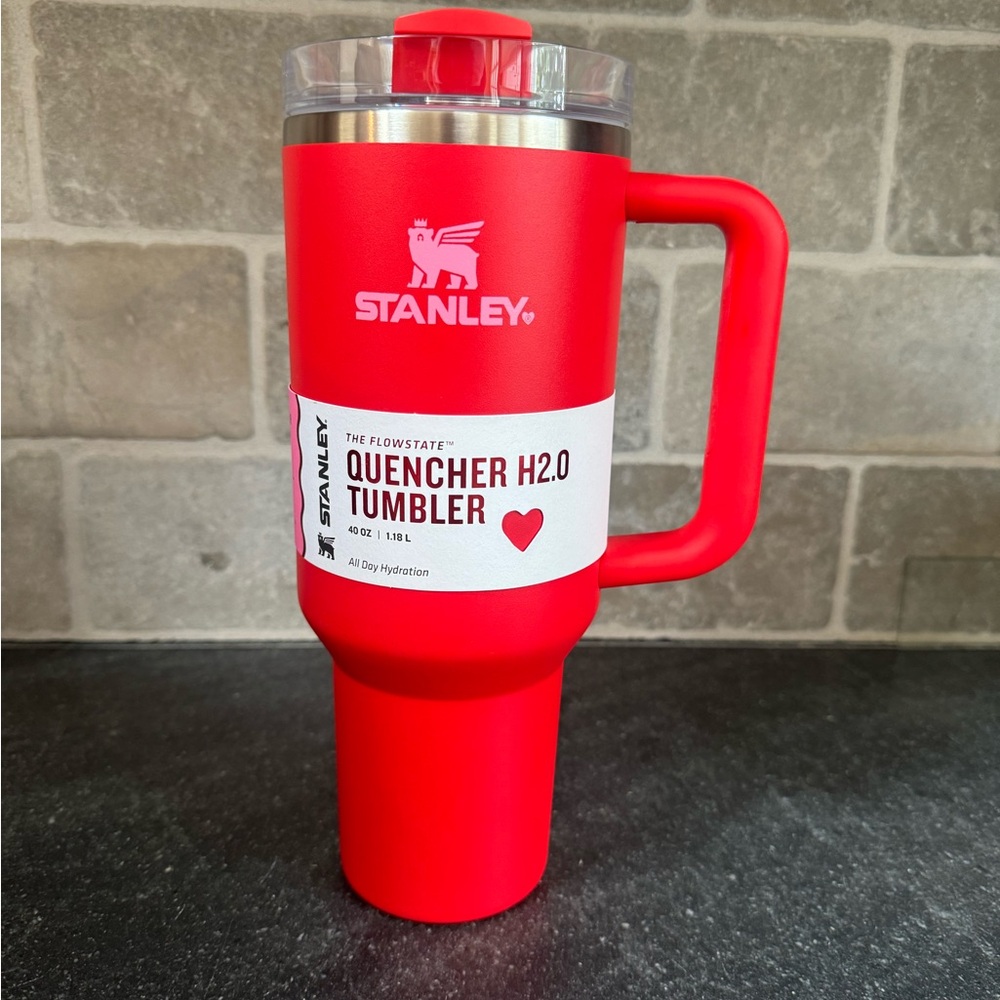 Stanley VALENTINES RED sold out ! 40oz